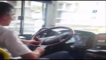 Sürücünün hareketi yolcuları hayrete düşürdü
