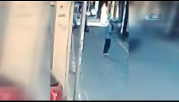 Genç kız laf atan tacizciyi tabancayla kovaladı