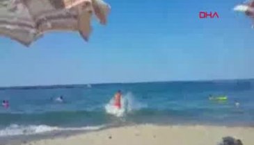 Boğulmak üzere olan gencin kurtarılma anı kamerada