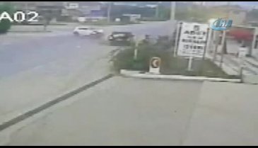 Bursa'da 3 kişinin yaralandığı zincirleme kaza güvenlik kamerasında