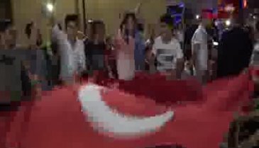 Bursa'da mahalleli engelli kardeşine tecavüz edeni öldüren Yusuf için toplandı