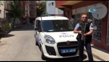 Bursa'da silahla annesini rehin alıp, polislere ateş açtı