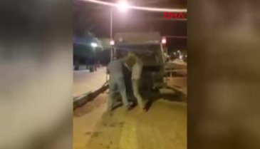 Köpekleri canlı canlı çöp kamyonuna attılar!