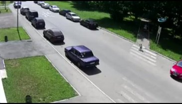 Rusya'da küçük çocuk otomobil altında kaldı
