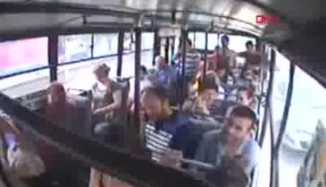 Otobüste mini etekli kıza tepki gösterdi ardından öyle bir şey yaptı ki