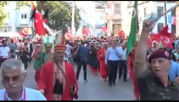 Bursa'da binlerce vatandaş bayrak yürüyüşünde buluştu