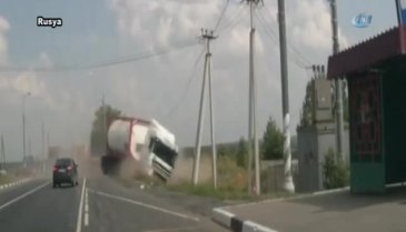 Kontrolden çıkan kamyon dehşet saçtı