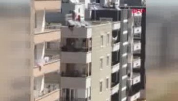 Çocuğunun beline ip bağlayıp çatıdan sarkıttı!