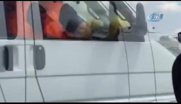 Kadın sürücülerin saç saça baş başa kavgası kamerada