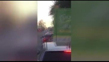 Trafikte inanılmaz görüntü! Çift herkesin gözü önünde...