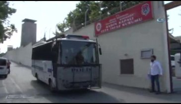 'Kedicikler' cezaevine el sallayarak girdi!