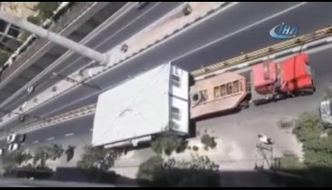 İran'da prefabrik ev taşıyan tır sokağa sığmadı