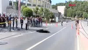 İstanbul'da yol çöktü