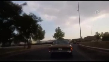 Bahçeli'den klasik otomobiliyle cadde turu