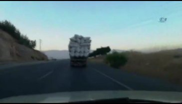Saman yüklü kamyon beşik gibi sallandı