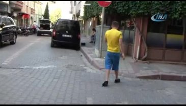 Bursa'da minik ördek sahibiyle caddelerde gezip kahveye gidiyor