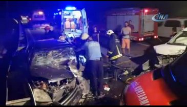 Bursa'da ters şeritte kafa kafaya çarpıştılar: 3'ü çocuk 7 yaralı