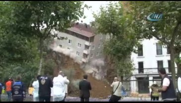 İstanbul'da toprak kayması nedeniyle çökme tehlikesinin meydana geldiği bina çöktü