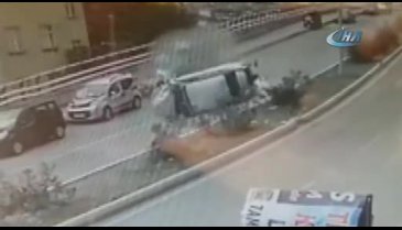 Korkunç kaza! Şoför camdan fırladı