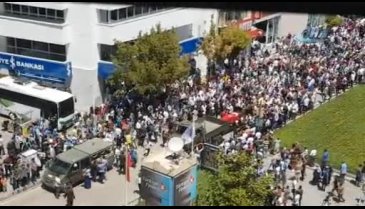 Şehidin cenazesinde tüyleri diken diken eden an!