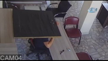 Şaka gibi kaza! İş yerinde otururken yaralandı