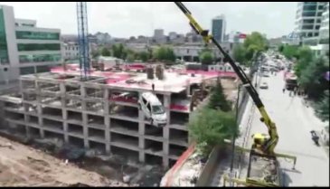 İstinat duvarının çökmesi sonrası araçlar böyle kurtarıldı