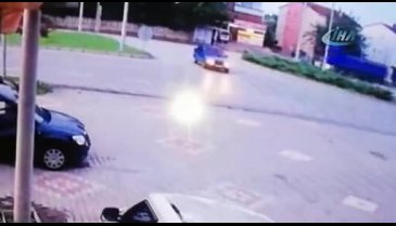 Otomobil ikiye böyle bölündü... Ölü ve yaralılar var