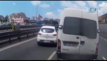 Sopayla aracından inen sürücüye öyle birşey yaptı ki!