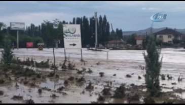 Aşırı yağış nedeniyle araçlar yolda mahsur kaldı