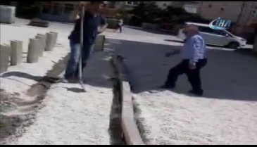 Bursa'da belediyenin yaptığı kaldırımları muhtar ayağıyla böyle yıktı