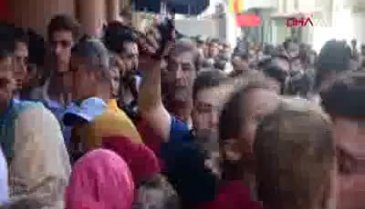 Suriyelilerin kimlik izdihamı