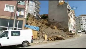 Bursa'da apartmanın altı oyuldu, vatandaşlar korkudan evlerine giremiyor