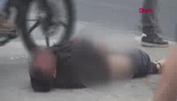 Sokak ortasında kaldırıma yatıp pantolonunu çıkardı