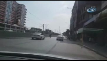 Bursa'da yarış atı trafikte otomobil sürücülerine korku dolu anlar yaşattı