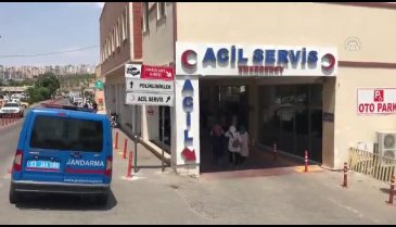Acil servisin girişini engelleyen aracı vatandaşlar kaldırdı
