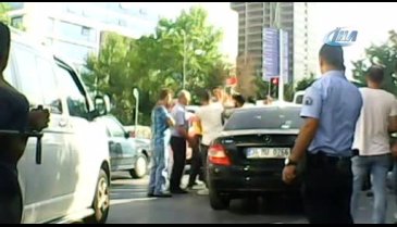 Yoldan geçerken kazayı gördü yumrukla saldırdı!
