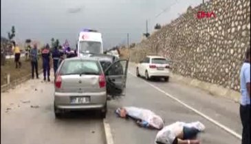 İki otomobil kafa kafaya çarpıştı: 2 ölü, 5 yaralı