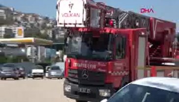 Bursa'da 2 yavru kedi itfaiyeyi görünce zemine atladı