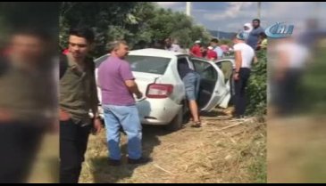 Tren otomobile çarptı, yolcularda dehşeti yaşadı: 1'i ağır 2 yaralı