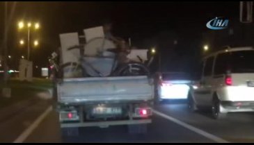 Eşya yüklü kamyonette tehlikeli yolculuk