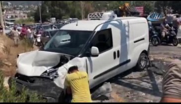 Karşı şeride geçen forklift hafif ticari araçla çarpıştı: 3 yaralı