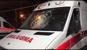 Taşlarla ambulansın camlarını kırdılar
