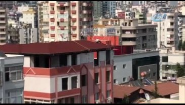 Çatıdaki işçiler yürekleri ağza getirdi