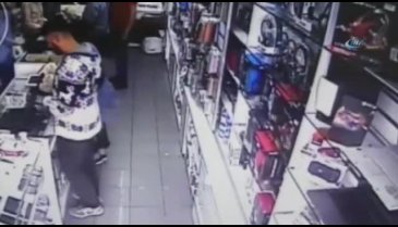 Tezgahtaki telefonu böyle çaldı!