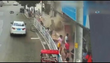 Reklam panosu insanların üzerine devrildi