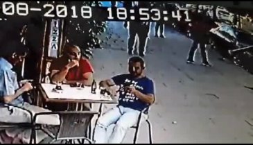 Aydınlatma direği elinde kaldı