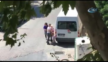 Sokak ortasında panik! Çocuğunun gözü önünde bıçak çekti
