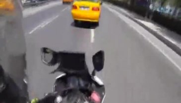 Kaskı sayesinde hayata tutundu!