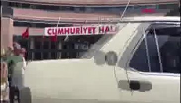 Evinden getirdiği koltukla CHP Genel Merkezi önünde koltuklu eylem yaptı