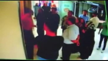 Yoğun bakım kapısını kırıp doktora saldırdılar